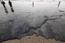Παραμένει η ρύπανση από πετρελαιοειδή στο Σαρωνικό