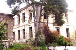 «Υγειονομική βόμβα» τα εγκαταλελειμμένα κτίρια - Εικόνα εγκατάλειψης στο Πεδίον του Άρεως
