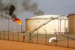Φωτιά στην αγορά πετρελαίου βάζει το φλεγόμενο τάνκερ