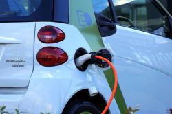 Οι αυτοκινητοβιομηχανίες αυξάνουν τις επενδύσεις στην ηλεκτροκίνηση