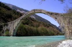 «Καμαρωτό» και πάλι το ιστορικό γεφύρι της Πλάκας μετά την αναστήλωση