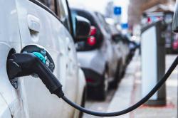 Ηλεκτροκίνηση: Απόσυρση ΙΧ και ταξί και γενναίες επιδοτήσεις για αγορά ηλεκτρικών δικύκλων