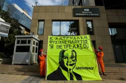 Προσαγωγές ακτιβιστών της Greenpeace σε ειρηνική διαμαρτυρία έξω από το Υπουργείο Περιβάλλοντος και Ενέργειας