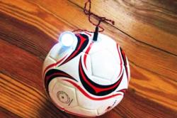 Μία μπάλα ποδοσφαίρου παράγει ηλεκτρικό ρεύμα